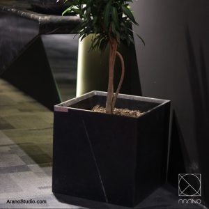 گلدان مکعبی ساخته شده از سنگ گرانیت مشکی - استودیو آرانو